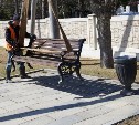 В Южно-Сахалинск после зимовки начали возвращать лавочки 