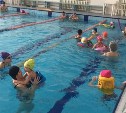 В Южно-Сахалинске дети с приёмными родителями провели день в бассейне