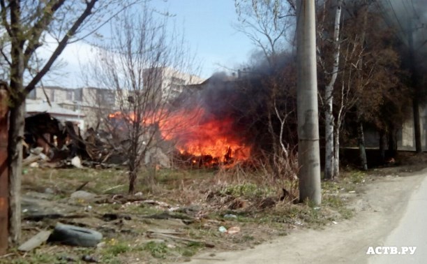 Бараки горят на улице Комсомольской в Южно-Сахалинске