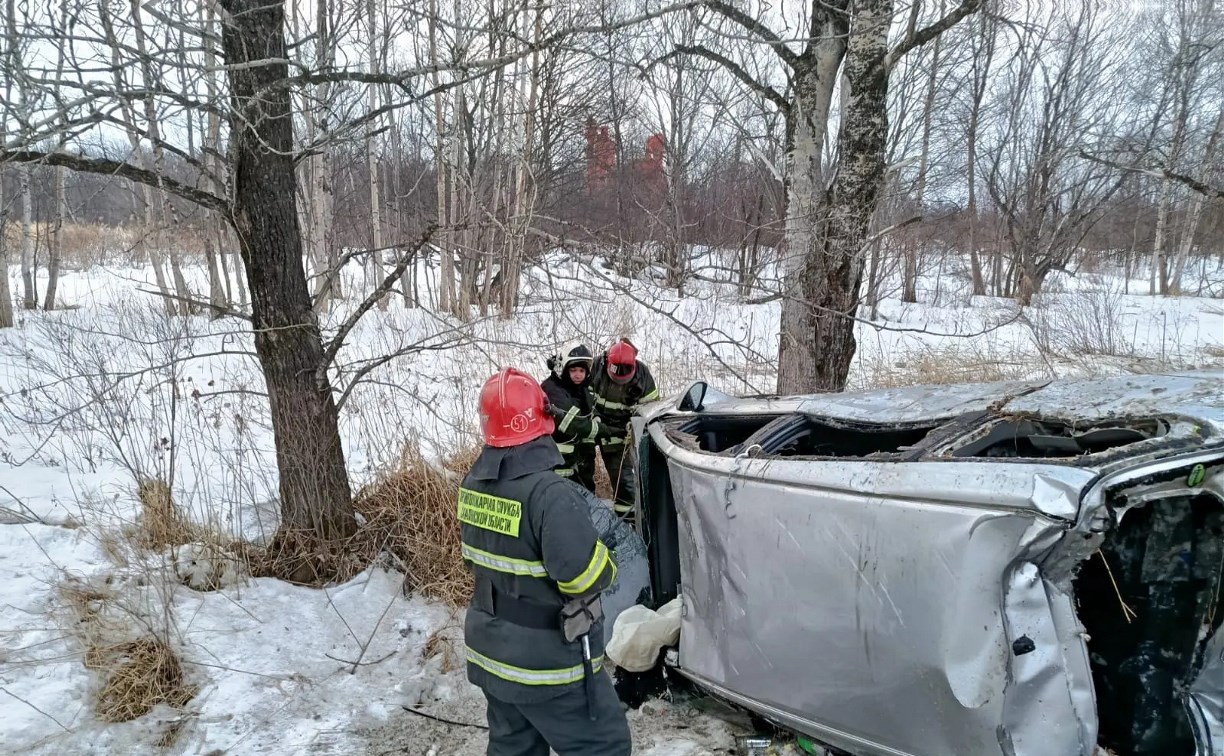 В Анивском районе Toyota Wish опрокинулась в кювет