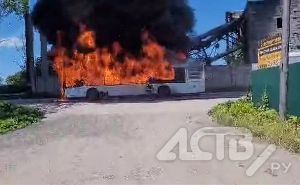 "Загорелось что-то под рулём": пассажирский автобус вспыхнул в Южно-Сахалинске