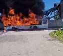 "Загорелось что-то под рулём": пассажирский автобус вспыхнул в Южно-Сахалинске