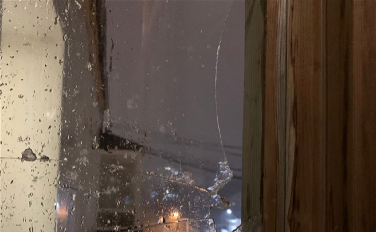 Ветер побил окна в квартире южносахалинки