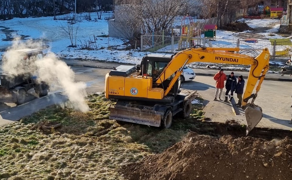 Жители нескольких домов в Южно-Сахалинске замерзают из-за повреждения теплотрассы