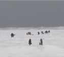 Три сотни сахалинских рыбаков чуть не унесло на льдине 