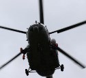 Спасатели спустились с вертолета на стадион «Космос» в Южно-Сахалинске