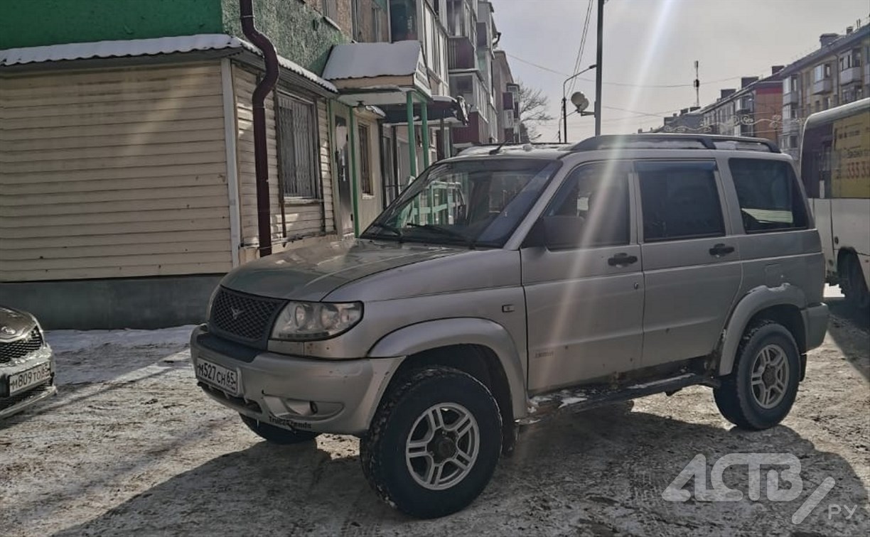 Автохам на "Патриоте" перегородил тротуар в Южно-Сахалинске 