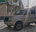 Автохам на "Патриоте" перегородил тротуар в Южно-Сахалинске 