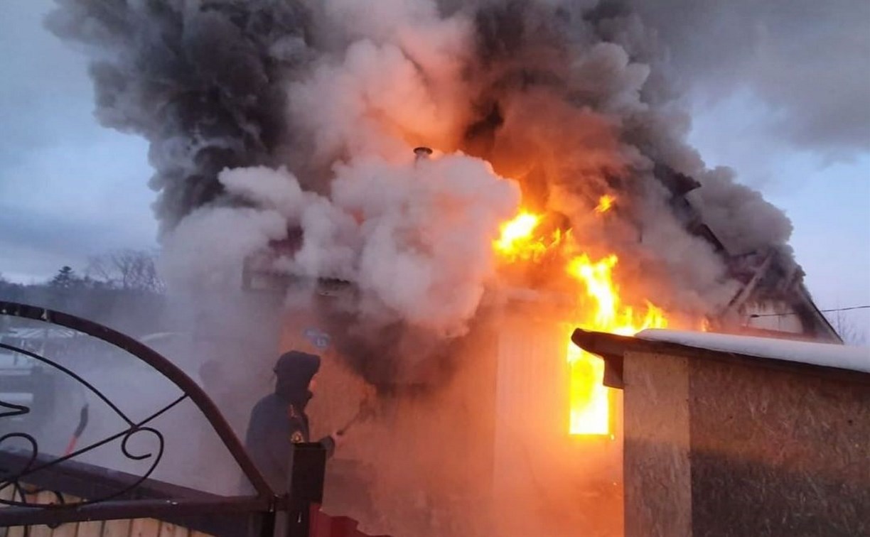 В СНТ Южно-Сахалинска загорелся жилой дом