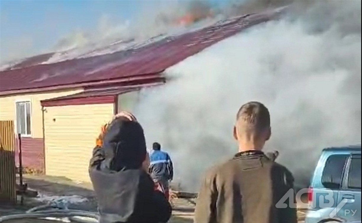 Два человека пострадали при пожаре в жилом доме в Ногликах 