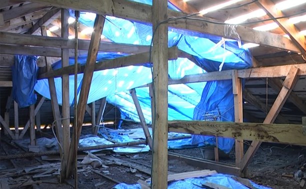 Под тентом вместо крыши живут южносахалинцы в домах, определенных под переселение