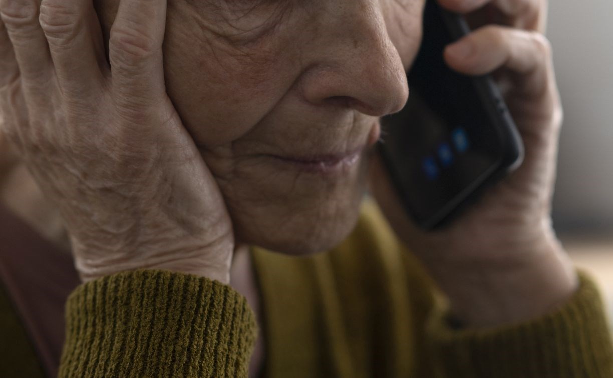 На Сахалине 82-летняя пенсионерка честно сказала мошеннику, почему не даст ему денег