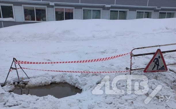 Грузовик провалился в снег из-за порыва трубы в Александровске-Сахалинском
