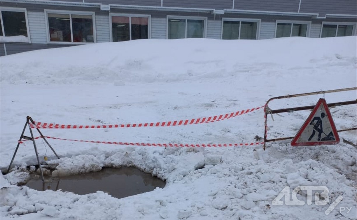 Грузовик провалился в снег из-за порыва трубы в Александровске-Сахалинском