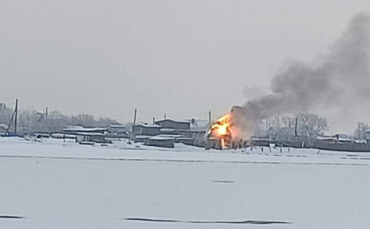 В Поронайске на острове Южный загорелась хозпостройка