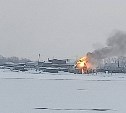 В Поронайске на острове Южный загорелась хозпостройка