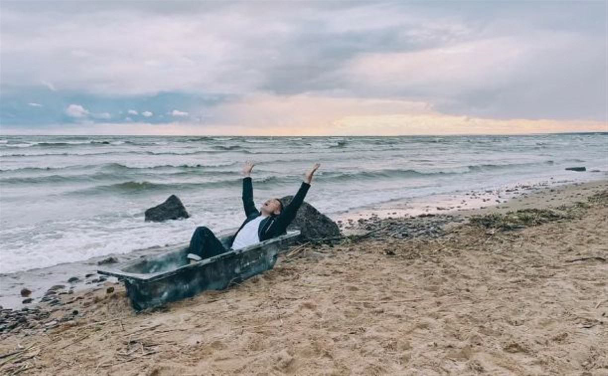 Стас Пьеха в новом клипе повторил сахалинскую "фишку" с ванной на пляже
