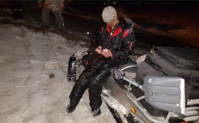 Четыре часа сахалинские спасатели искали рыбака, которому показалось, что его уносит в море