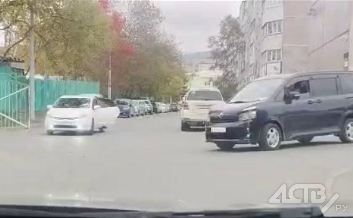 Инспекторы наказали отца ребёнка, который колесил на авто по дворам Южно-Сахалинска Инспекторы наказали отца ребёнка, который колесил на авто по дворам Южно-Сахалинска