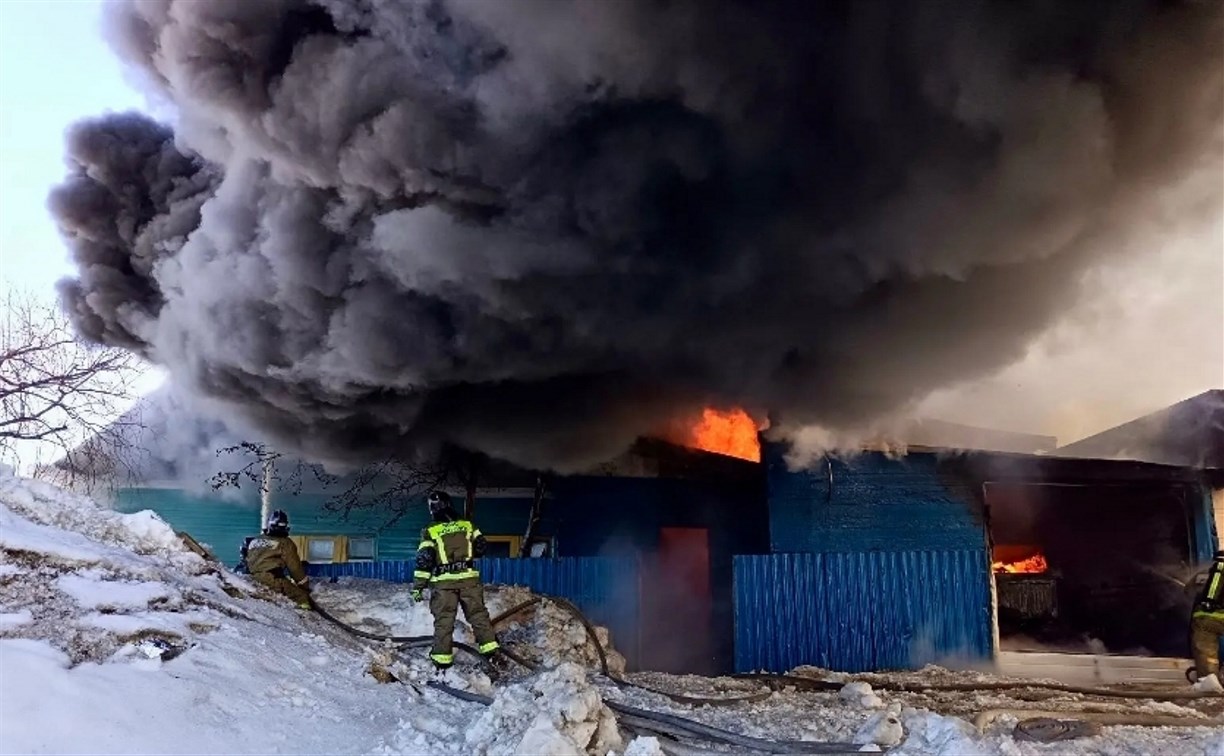 Сахалинца с ожогами конечностей 2-й степени доставили в больницу после пожара в гараже 