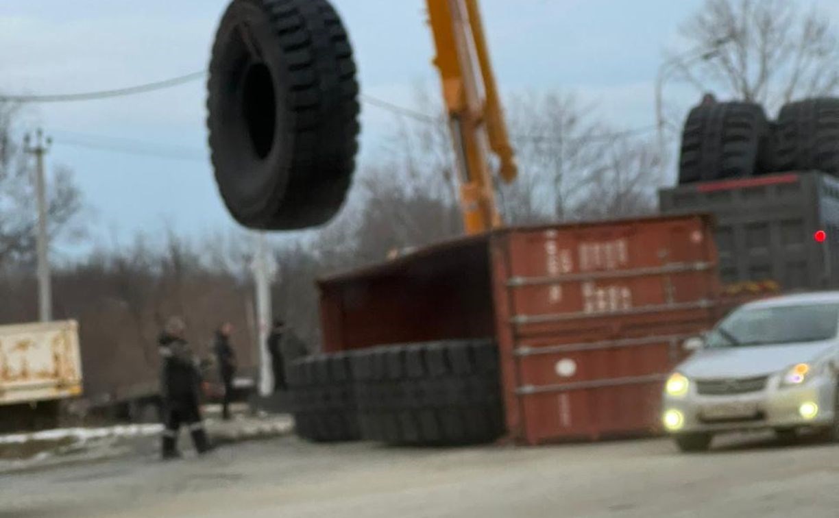 Кран прибыл к упавшему на дорогу контейнеру в Южно-Сахалинске