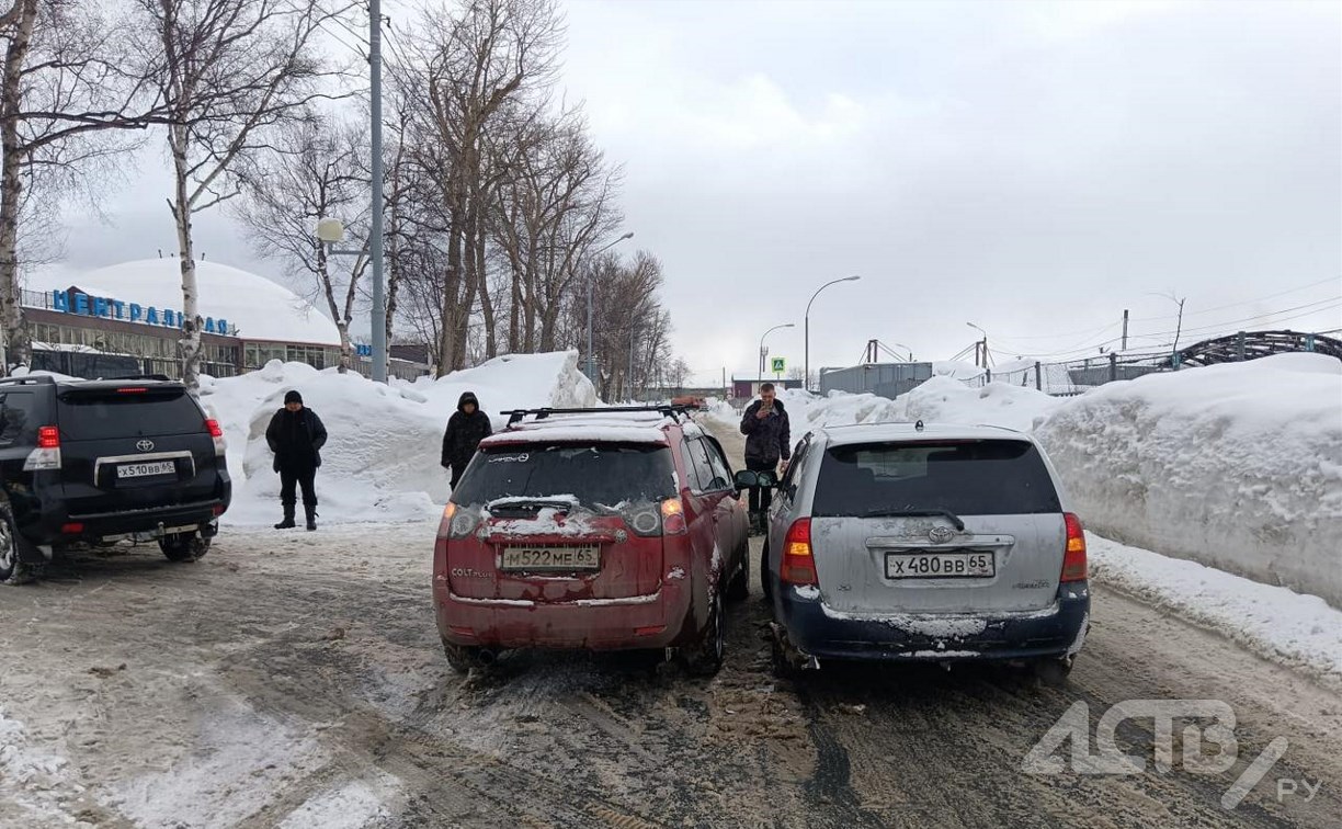Очевидцев столкновения Toyota Corolla Fielder и Mitsubishi Colt Plus ищут в Южно-Сахалинске