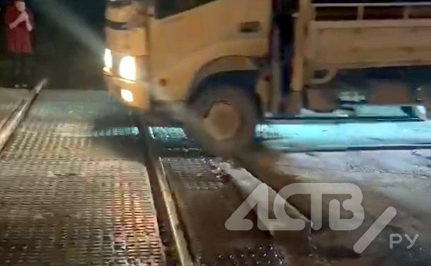 "Порвало колесо, загнуло балку": автомобиль на Сахалине попал в ловушку на ж/д переезде