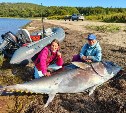 На Сахалине две девушки вытащили тунца весом 285 килограммов