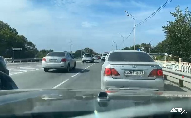 Многокилометровая пробка растянулась в пригороде Южно-Сахалинска