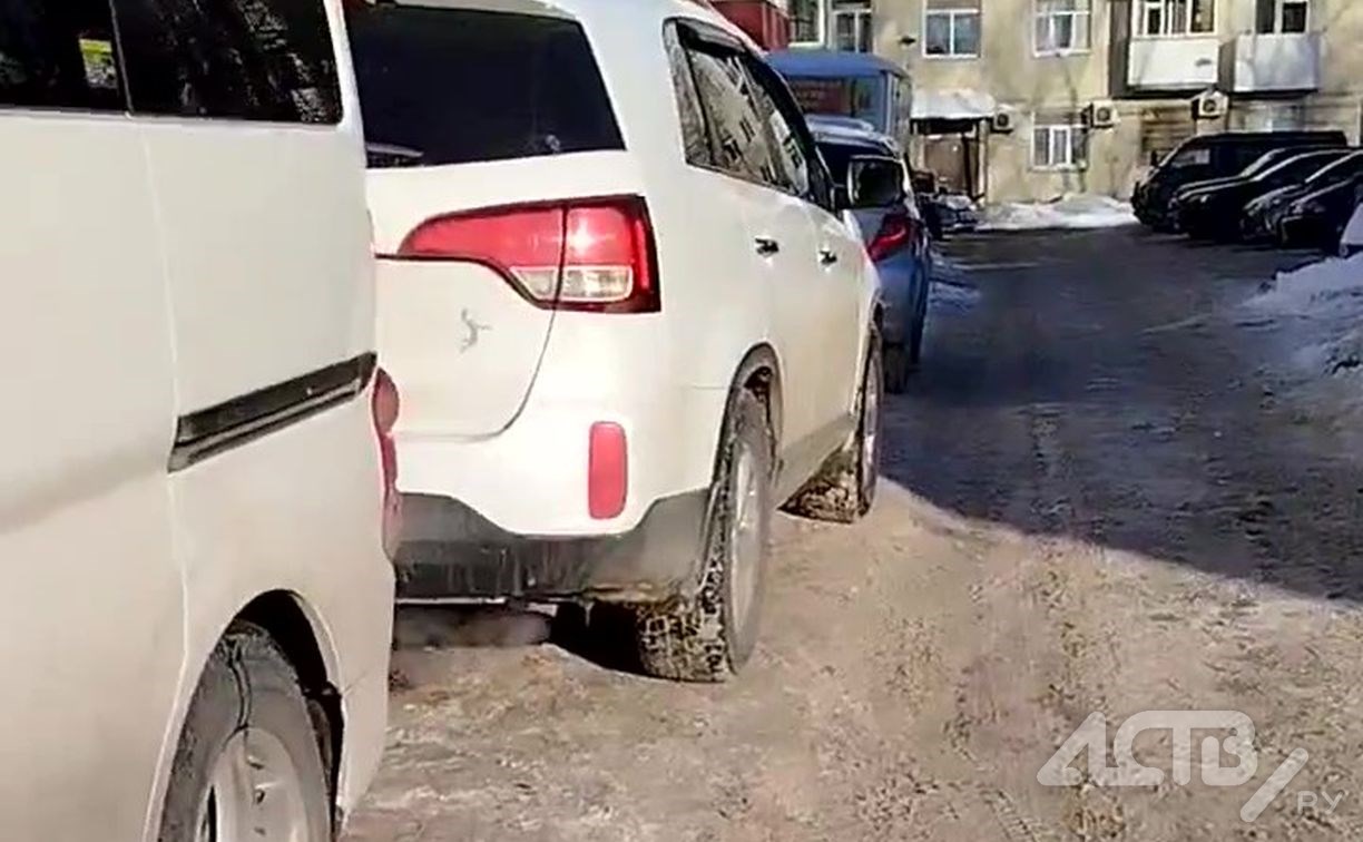 Южносахалинка показала, какая "петрушка" творится в её дворе каждый день