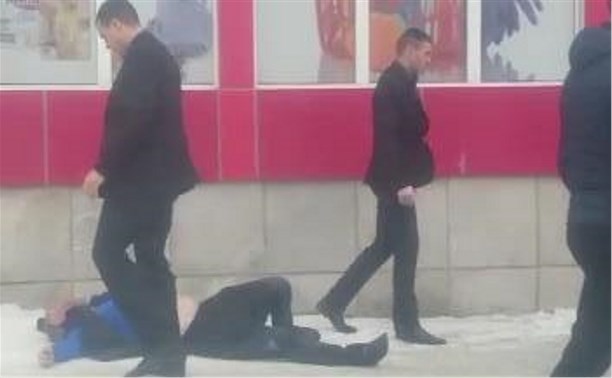 Мужчину избили охранники у торгового центра в Южно-Сахалинске