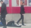 Мужчину избили охранники у торгового центра в Южно-Сахалинске