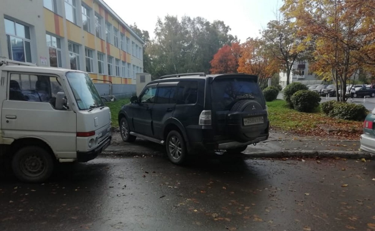 "Прямо автохамы": припаркованный на тротуаре внедорожник возмутил южносахалинцев