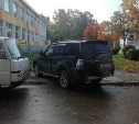 "Прямо автохамы": припаркованный на тротуаре внедорожник возмутил южносахалинцев