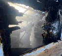 Стена деревянного сарая в Ногликах вспыхнула вечером в воскресенье 