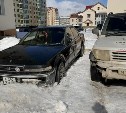 Неизвестный водитель в Южно-Сахалинске ударил припаркованную "Хонду" и скрылся 
