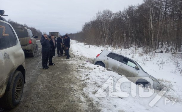 Сахалинцы вытащили авто девушки, слетевшей в кювет