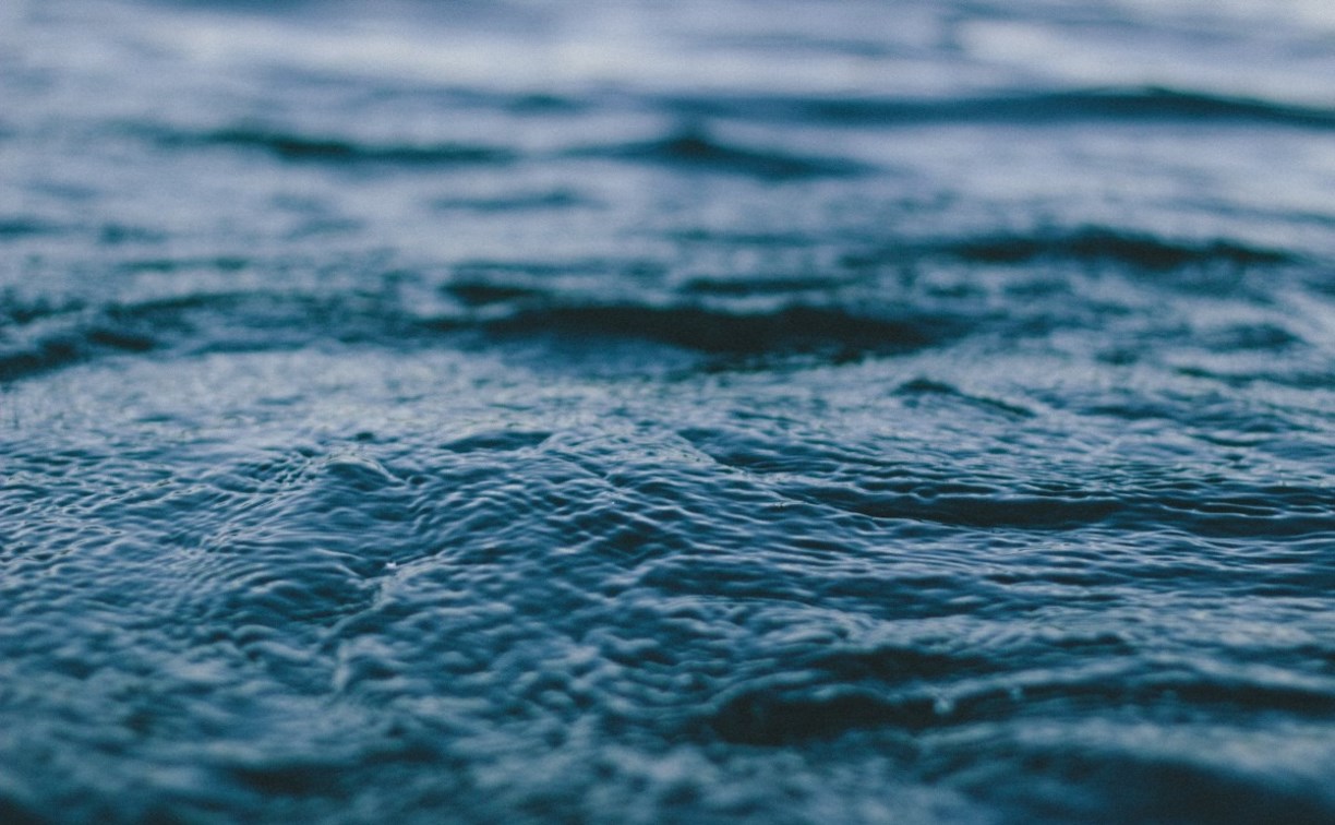 Мужчина погиб, пытаясь спасти тонущих в море детей на Сахалине