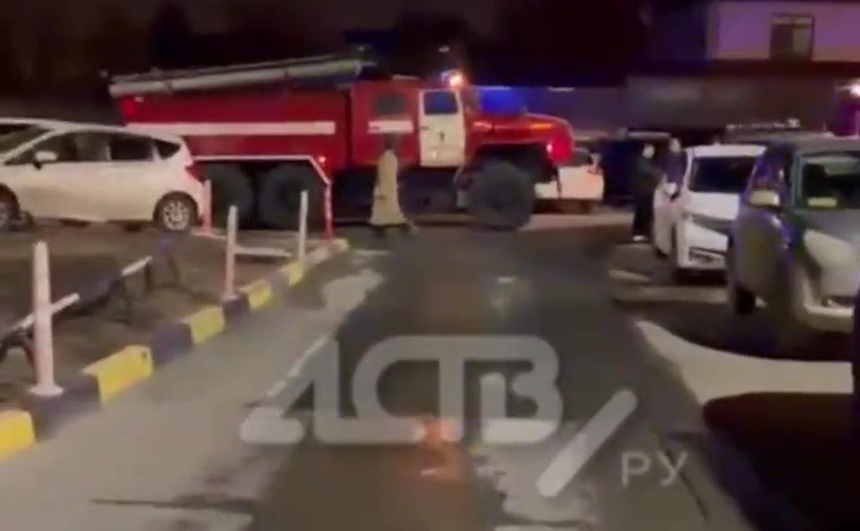 Пожарным в Южно-Сахалинске пришлось бежать до места вызова из-за забитой машинами "Аралии" 