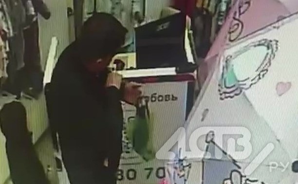 Южносахалинец с ребёнком пошёл на кражу в магазине игрушек - видео