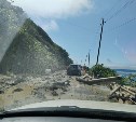 "Лежат блоки и кучи грунта": сахалинцы жалуются на "беспорядок" на трассе в Холмском районе