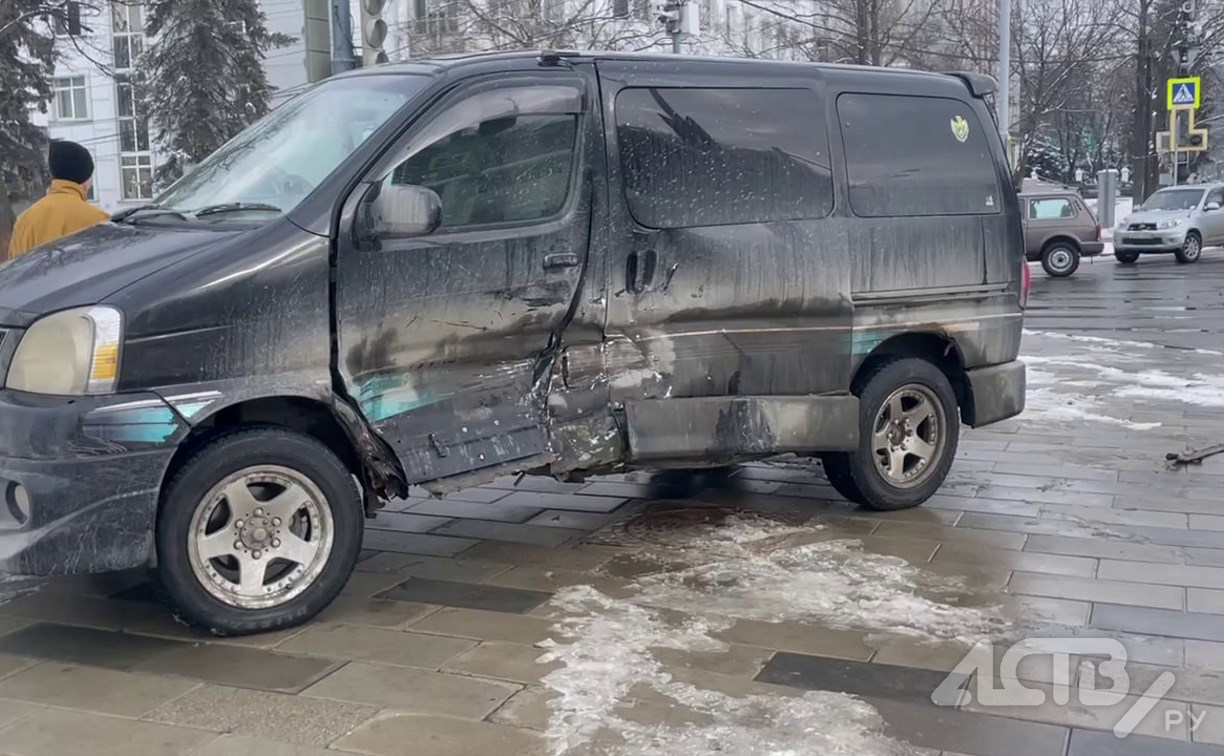 Пострадал ребёнок: микроавтобус вылетел на тротуар после жёсткого столкновения в центре Южно-Сахалинска