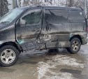 Пострадал ребёнок: микроавтобус вылетел на тротуар после жёсткого столкновения в центре Южно-Сахалинска