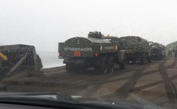 Десантный корабль, под завязку груженый военной техникой, пришвартовался у берегов Парамушира