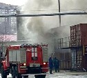 В Южно-Сахалинске загорелась пристройка к жилому дому