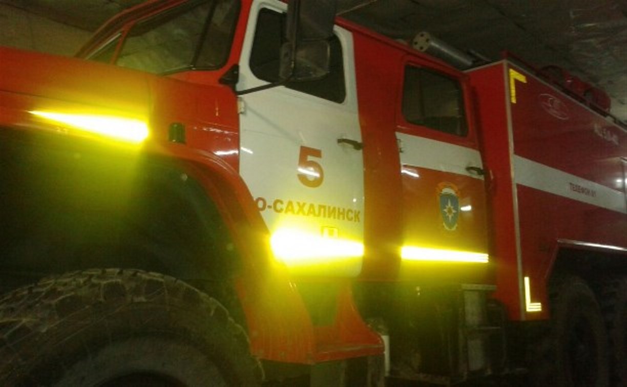 По сообщению о пожаре на АЗС в Южно-Сахалинске прибыли четыре автоцистерны