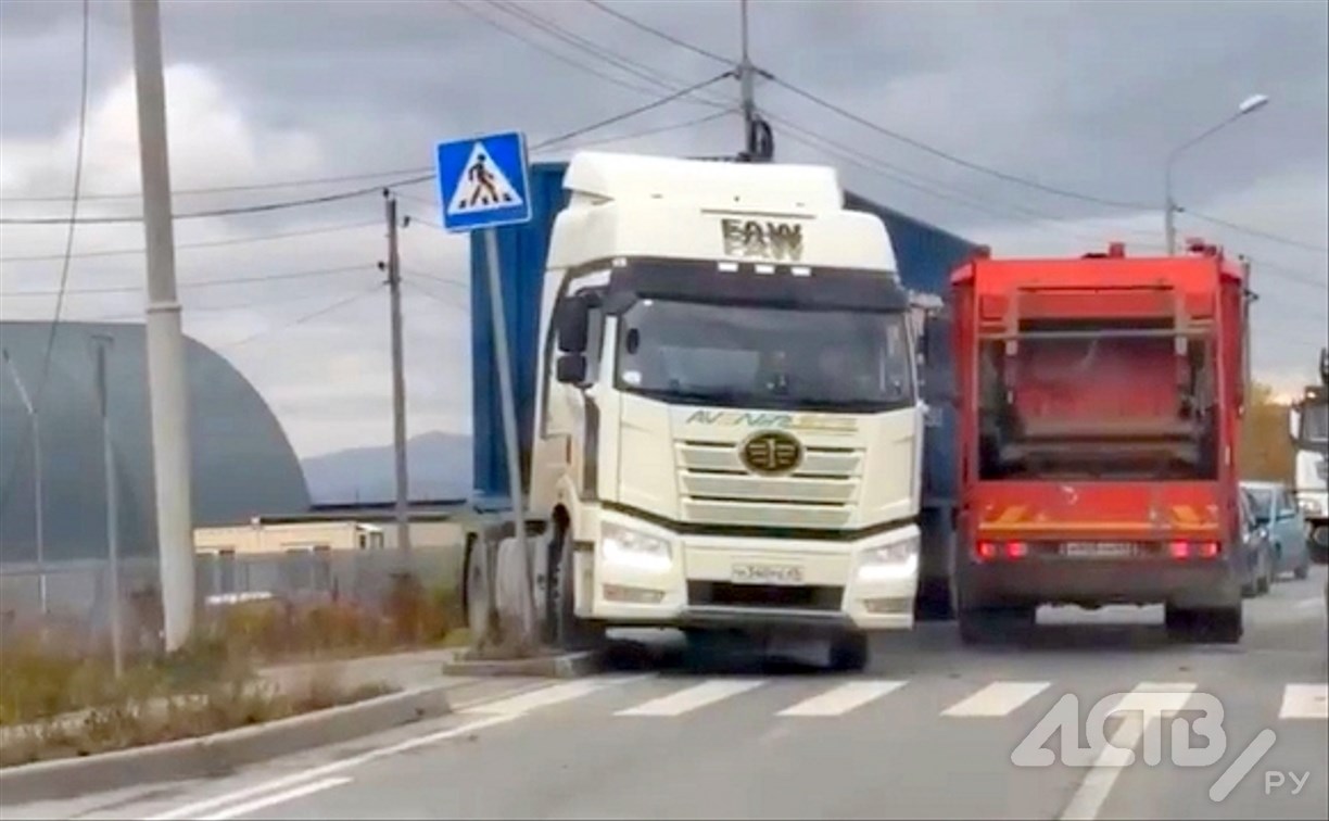Ул. Железнодорожная в Южно-Сахалинске встала в гигантскую пробку из-за аварии с большегрузом 