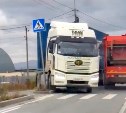 Ул. Железнодорожная в Южно-Сахалинске встала в гигантскую пробку из-за аварии с большегрузом 
