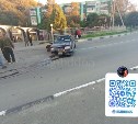 Бесправник на "Кроуне" пытался скрыться от ГАИ в Холмске, но влетел в бордюр 