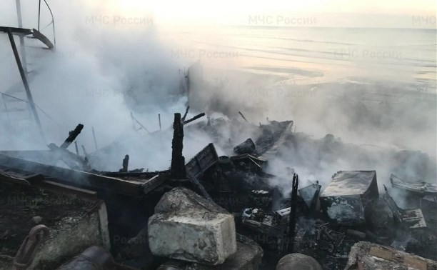 Чёрным дымом заволокло набережную: крупный пожар в Стародубском